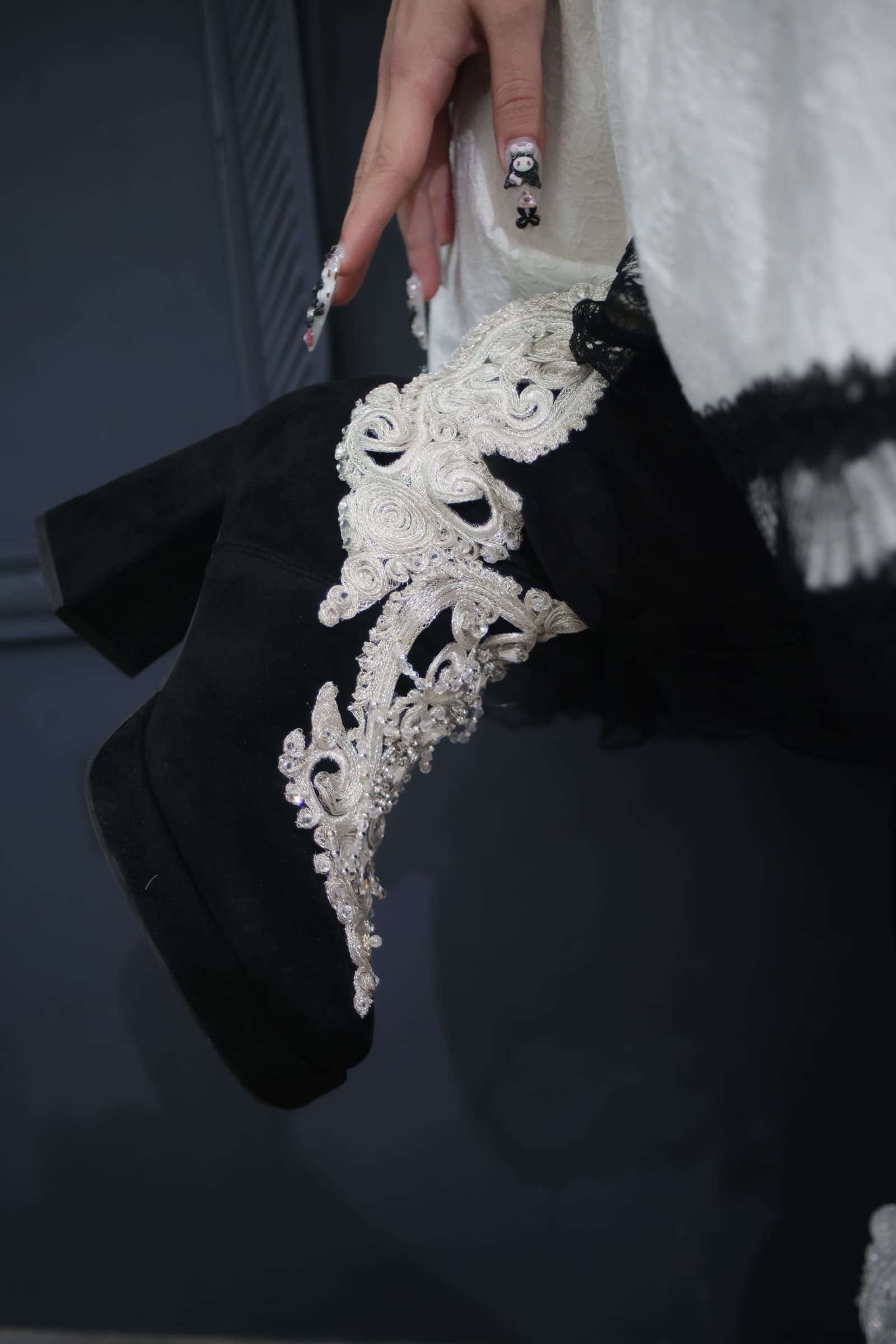 beated feather shoes 03