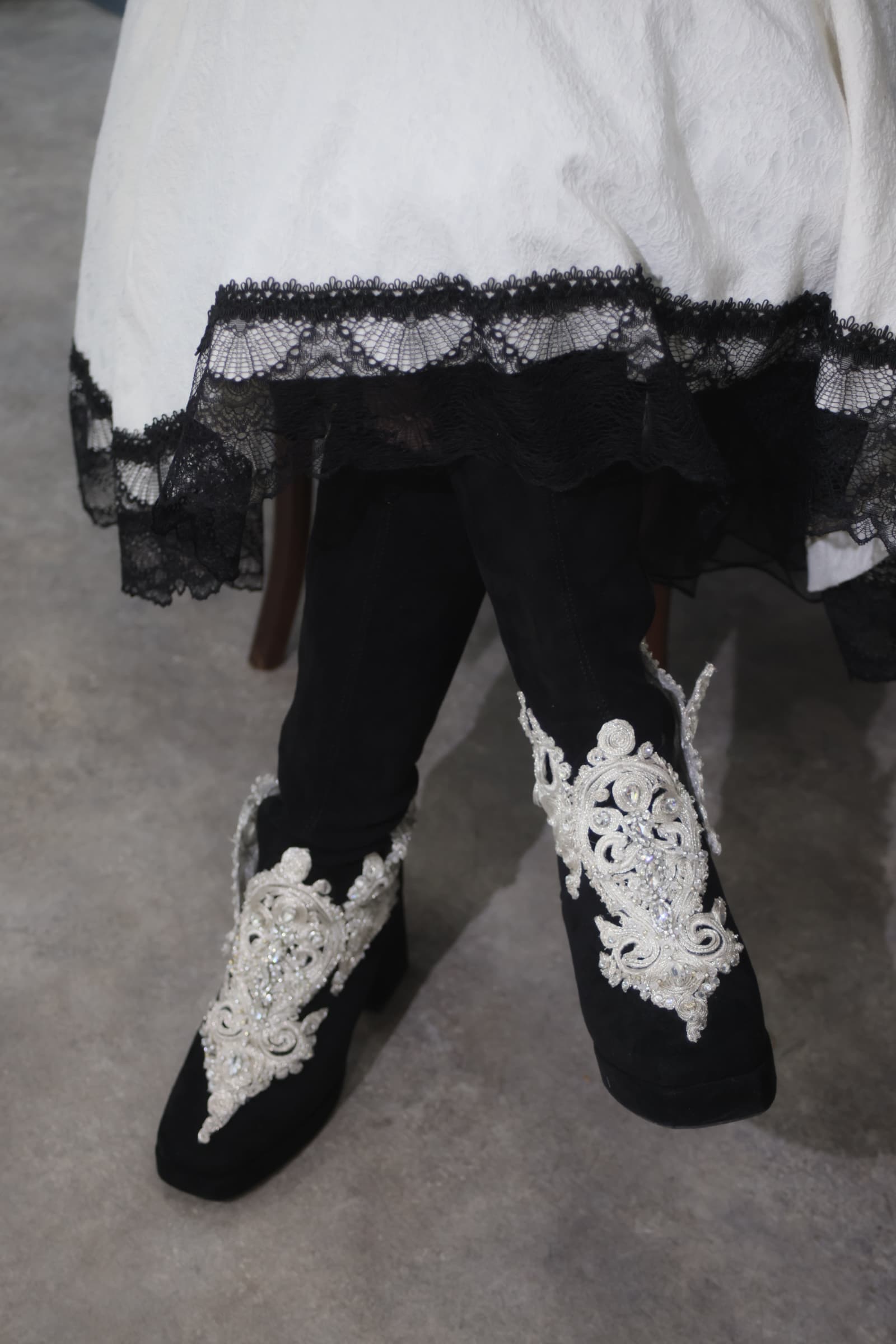 beated feather shoes 02