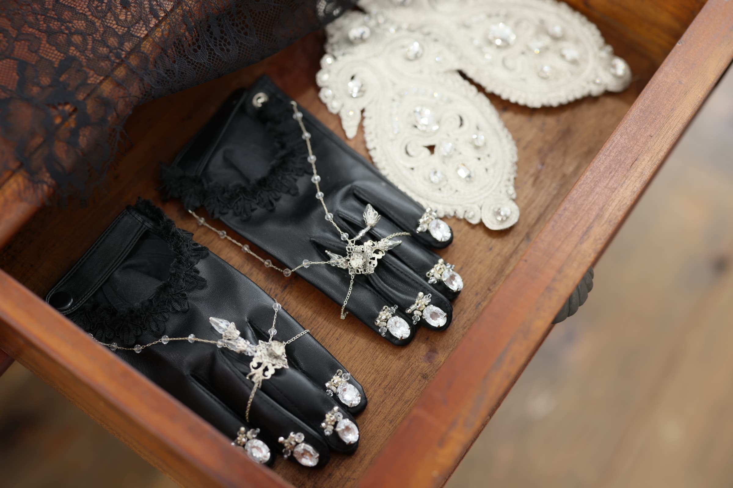 sparkling leather gloves 02